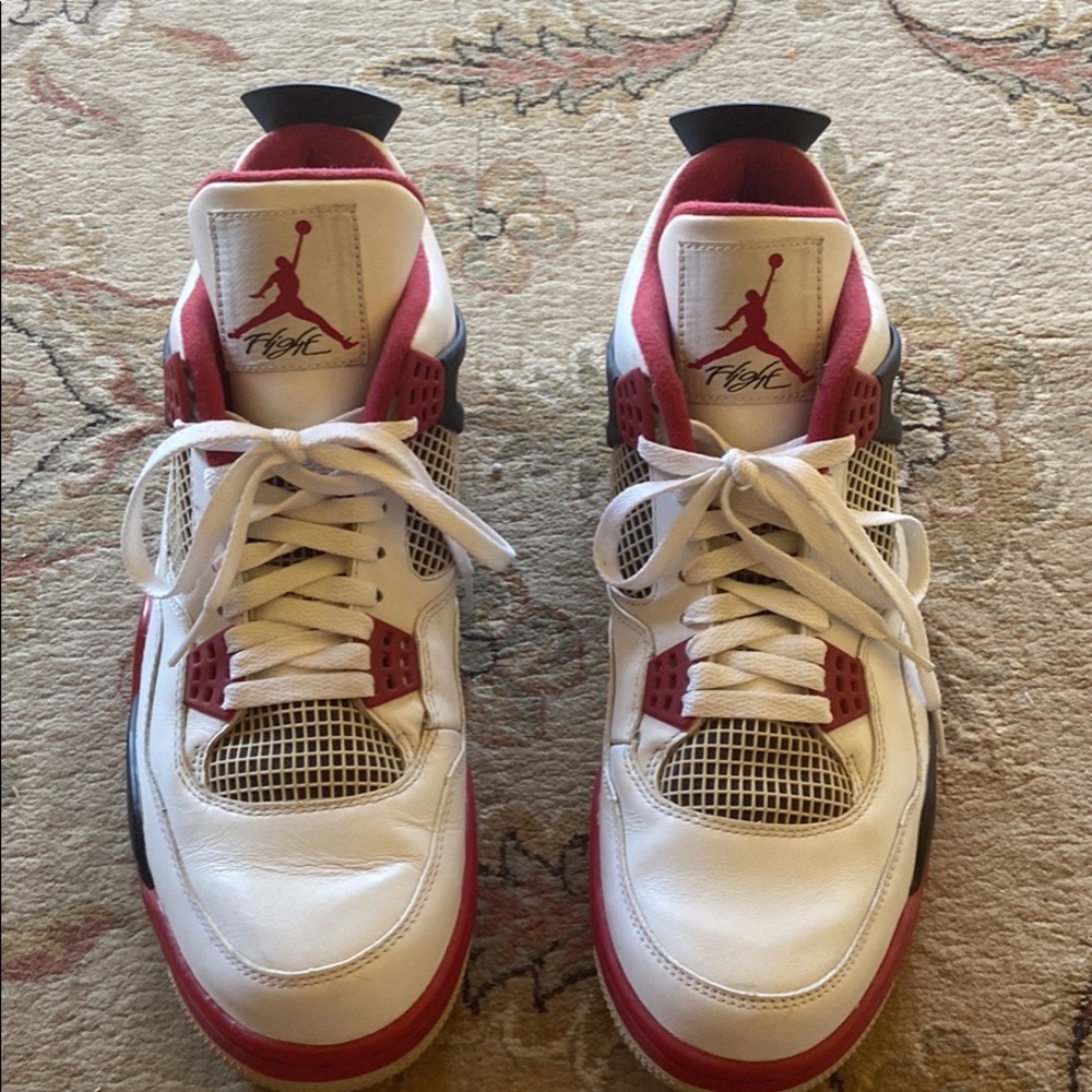 Jordan 4’s fire red: Size 11.5
